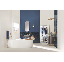 Salle de bain lumineuse avec baignoire, lavabo, miroir et douche