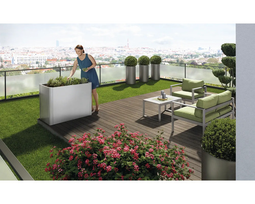 Einrichtungsidee für einen begrünten Balkon mit Hochbeet, Sitzgruppe und Bepflanzung