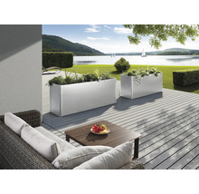 Espace jardin décoratif avec jardinières, coin salon et vue sur le lac