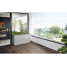 Balkonszene mit modernem Pflanzkasten und Holzboden