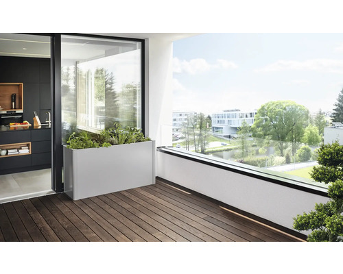 Scène de balcon avec jardinière moderne et plancher en bois