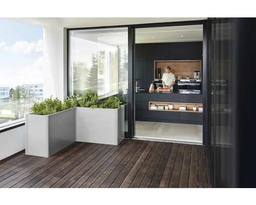 Balcon avec jardin d''herbes aromatiques en jardinières et vue sur une cuisine