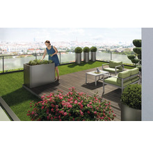 Terrasse sur le toit avec plantations, pelouse et coin salon