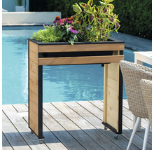 Hochbeet aus Holz mit Rollen und Pflanzen in der Nähe eines Schwimmbeckens.