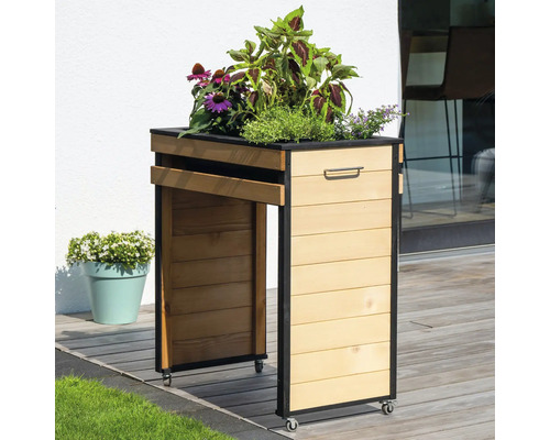 Pflanzkasten aus Holz mit Rollen und Pflanzen
