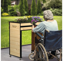 Hochbeet aus Holz mit Rollen für Rollstuhlfahrer im Garten.