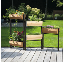 Mehrstöckiger Pflanzkasten aus Holz mit Metallgestell im Garten