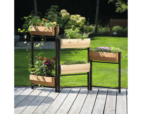 Mehrstöckiger Pflanzkasten aus Holz mit Metallgestell im Garten