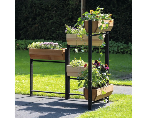 Blumenständer mit Pflanzenkästen aus Holz und Metall im Garten