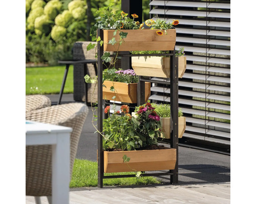 Pflanzentreppe mit mehreren Holzkästen und diversen Pflanzen