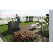 Terrasse sur le toit avec jardinière, mobilier de jardin et plantes