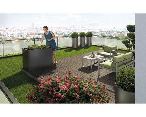 Terrasse sur le toit avec jardinière, mobilier de jardin et plantes