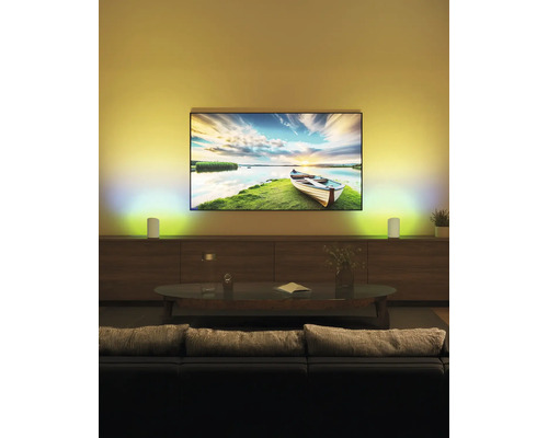 Wohnzimmer mit Fernseher, beleuchteten Lampen und Möbeln