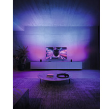 Wohnzimmer mit Fernsehgerät und Ambientelicht für Atmosphäre