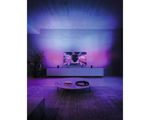 Wohnzimmer mit Fernsehgerät und Ambientelicht für Atmosphäre