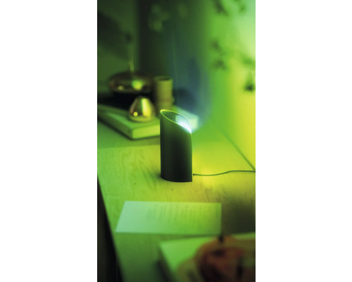 Dekorative Tischleuchte auf einem Tisch