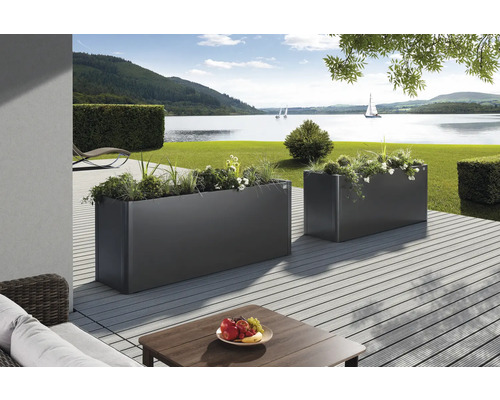 Deux jardinières sur une terrasse avec vue sur un lac et un paysage montagneux.