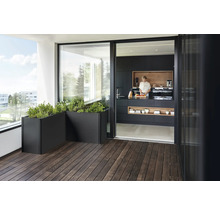 Balcon avec jardinières et vue sur une cuisine moderne