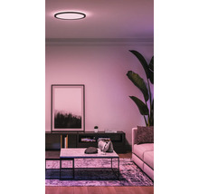 Wohnzimmer mit Deckenleuchte, Couch, Tisch und Dekoration