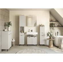 Salle de bains avec meuble-lavabo, armoire de toilette et armoires hautes