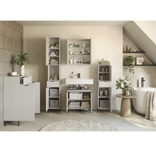 Salle de bains avec lavabo, armoire de toilette et armoires hautes pour les accessoires de salle de bains et les serviettes.