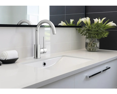 Salle de bain moderne avec lavabo à poser et robinet