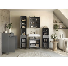 Salle de bain avec lavabo, armoire de toilette et armoire haute dans un design lumineux