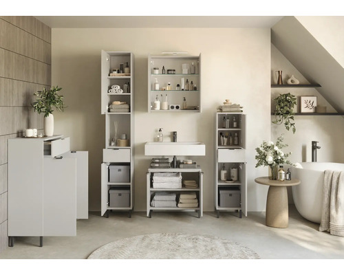 Salle de bains avec lavabo, armoire de toilette et armoires hautes pour les accessoires de salle de bains