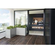 Balcon avec jardin d''herbes aromatiques en jardinières et liaison ouverte vers la cuisine