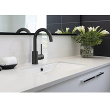 Badezimmer Waschbecken mit Armatur, Handtuch und Blumenvase