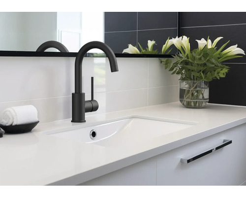 Badezimmer Waschbecken mit Armatur, Handtuch und Blumenvase