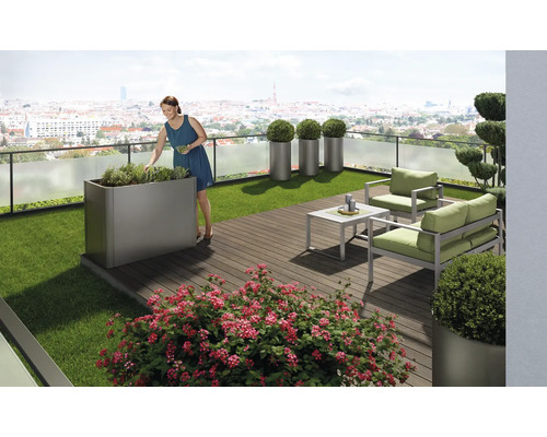 Terrasse avec bacs à plantes, mobilier de jardin et femme jardinant