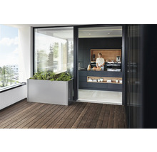 Scène de balcon avec jardinière en métal et femme dans une cuisine moderne
