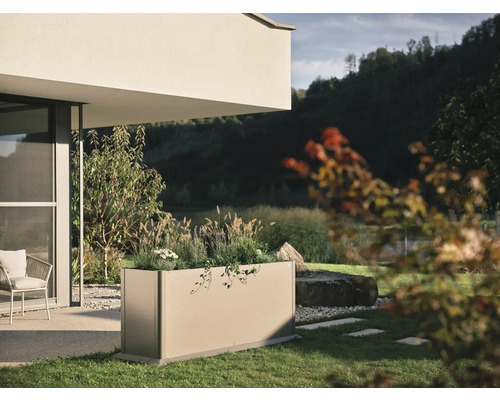 Jardinière rectangulaire en métal avec plantations dans le jardin