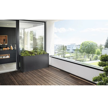 Scène de balcon avec jardinière longue, terrasse en bois et vue sur un paysage de parc