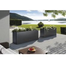 Zwei bepflanzte, rechteckige Pflanzkästen auf einer Terrasse mit Seeblick