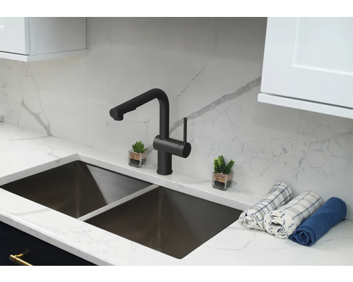 Spüle mit zwei Becken, Armatur und Dekor auf einer Arbeitsplatte