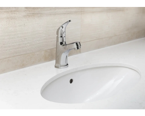 Auf einem Waschtisch ist eine Armatur zu sehen.