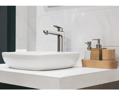 Modernes Badezimmerwaschbecken mit Armatur, Seifenspender und Zahnputzbecher