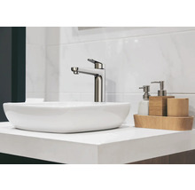 Modernes Badezimmerwaschbecken mit Armatur und Badaccessoires