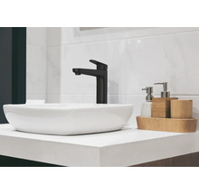 Lavabo de salle de bain moderne avec robinet noir et accessoires en bois