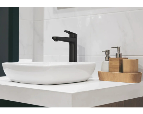Lavabo de salle de bain moderne avec robinet noir et accessoires en bois