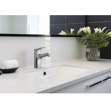 Modernes Badezimmer mit Waschbecken, Armatur, Spiegel und Dekoration