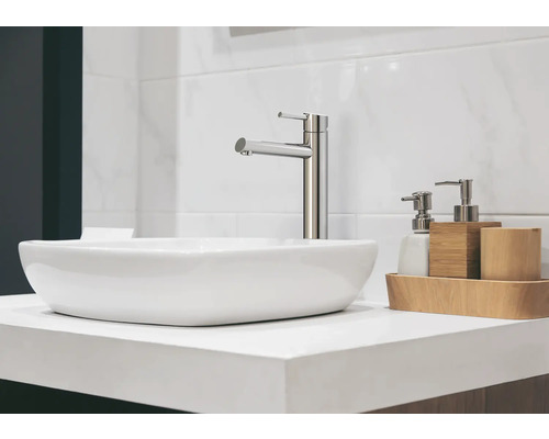 Modernes Badezimmerwaschbecken mit Armatur und Seifenspender