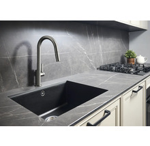 Évier de cuisine avec robinet dans une cuisine au design moderne.