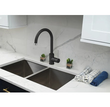 Küchenspüle mit schwarzer Armatur und Doppelbecken