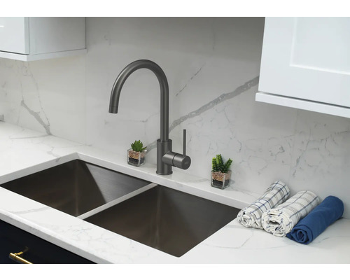 Évier de cuisine avec robinet, plan de travail et décoration