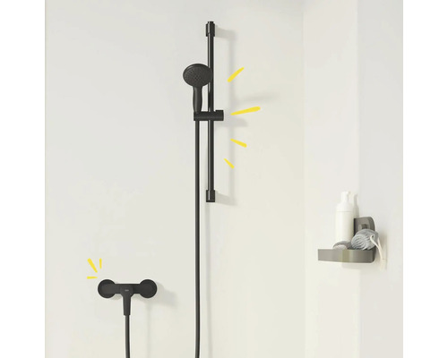 Ensemble de douche noir avec barre de douche et étagère dans la salle de bains.