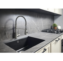 Évier de cuisine avec robinet dans une cuisine moderne