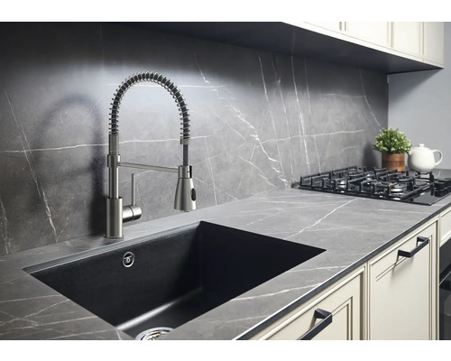 Évier de cuisine avec robinet dans une cuisine moderne